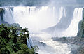 Iguazú Falls, fiċ-ċentru, il-Gżejjer tax-Xitan.