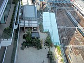 10番線の線路上空にはJR横浜タワーの屋外デッキが張り出しており、また落下物対策として屋根も張られている