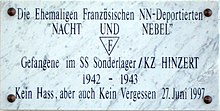 Placca commemorativa per le vittime francesi al campo di concentramento di Hinzert che mostra le espressioni Nacht und Nebel e "nn-deportato"