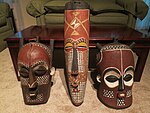 Beschilderde maskers uit Congo