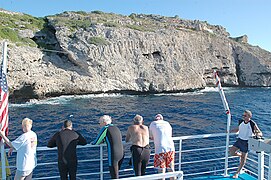 El islote Monito visto desde un barco de buceo.