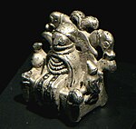 Miniatyrfigur i sølv fra omkring 900 som trolig forestiller Odin på trona Lidskjalv med ulvene Gere og Freke og ravnene Hugin og Munin. Funnet ved Lejre i Danmark 2009, utstilt i Roskilde Museum. Foto: Mogens Engelund