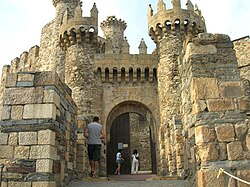 Molts períodes constructius a la porta del primer recinte