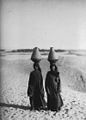 "Before we reached the camp we came across a long string of beduin women in their long blue dresses." Photo: Queen Victoria of Sweden. Egypt, 1890.