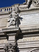 Una de las estatuas superiores que representan a las cuatro estaciones.