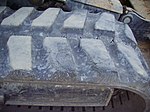 Närdbild av gummiband på en grävmaskin.