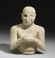 Patung kalsit-alabaster Sumeria kuno dari pemuja laki-laki dari skt. 2500 SM dan 2250 SM. Prasasti di lengan kanannya menyatakan bahwa dia sedang berdoa kepada Ninshubur.