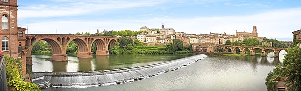 The Chaussée des Moulins which crosses the Tarn in Albi seen from the Madeleine district.