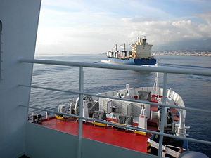 Schiffsverkehr auf der Straße von Messina. Im Hintergrund die Stadt Messina
