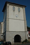 Photographie du porche, soubassement du clocher-donjon.