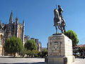 Statue équestre de Nuno Álvares Pereira devant le monastère de Batalha.