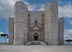 Կաստել դել Մոնտեի ամրոցը, որը կառուցվել է Սրբազան Հռոմեական կայսրության կայսր Ֆրիդրիխ II Հոհենշտաուֆենի կողմից։