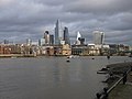 Foto van de City of London met de Millennium Bridge