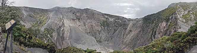 Crater Irazu volcano panorama CRI 01 2020 3692.jpg