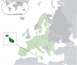 ที่ตั้งของ ประเทศมอลตา  (วงกลมเขียว) – ในยุโรป  (เขียวอ่อน & เทาเข้ม) – ในสหภาพยุโรป  (เขียวอ่อน)  —  [คำอธิบายสัญลักษณ์]
