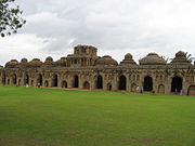 Gadžašaala ali slonji hlev, ki so ga zgradili vladarji Vidžajanagarja za svoje vojne slone.[168]