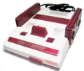 Il Famicom, o Family Computer, la versione originale della console introdotta in Giappone. Ai lati, in verticale, ci sono i due controller.