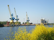 Les grues et les silos à blé.