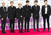 iKON pada acara Gaon Chart Music Award 2019 Dari kiri ke kanan: Song, DK, Jay, Chan, Bobby, dan June