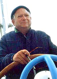 Jack Vance sedang menaiki perahu di Teluk San Francisco pada awal 1980an.