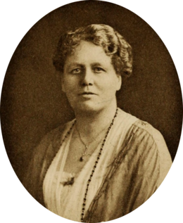 Photographie sépia d'une femme portant un collier.