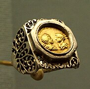 Au MAN, bague en argent avec un denier doré de Septime Sévère,