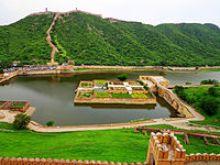 Jezero Maota in žafranov vrt predstavljata starodavne indijske vrtne sloge.