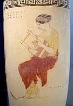 Unha musa sostendo unha cítara. Funeral ático de Lekythos no fondo branco. "Pintor de Aquiles". 440-430. Múnic
