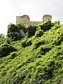 Le château sur son éperon vu de la route des Monts de Pernant.