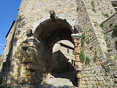 Photographie d'un arche en pierre, dans des fortifications, permettant d'entrer dans la ville.