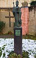 St. Remaclus mit dem Portal der Abteikirche von Stablo, Bronzestatue von Werner Franzen (2000), im alten Kirchenschiff