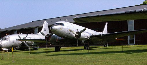 Tp 79 Fv-nummer 79007, utställd vid Flygvapenmuseum, Malmens flygfält, Linköping. I bakgrunden en Tp 82-Vickers Varsity, maj 2003.