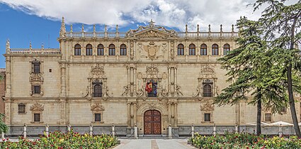 Fachada del Colegio Mayor de San Ildefonso en Alcalá de Henares (1537-1553), obra de Rodrigo Gil de Hontañón dirigida por Pedro de la Cotera[28]​
