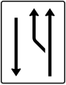 Zeichen 542-10 Aufweitungstafel; Darstellung mit Gegenverkehr: ein vorhandener und ein zusätzlicher Fahrstreifen links in Fahrtrichtung, ein Fahrstreifen im Gegenverkehr