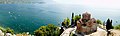 Il-veduta panoramiċi tal-Knisja ta' San Ġwann (San Juan/Saint Juan) fil Kaneo Ohrid inbniet qabel 1447 għandha pjanta arkitettoniku kurċiformi nbniet fil-forma ta' salib, b'bażi ​​rettangolari. Go fiha-Lago/Lag Ohrid Lake