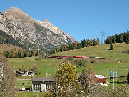 Southbound train heading for Plaz loop tunnel Südwärts fahrender Zug auf dem Weg zum Plaz Kehrtunnel