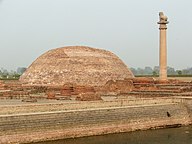 आनन्दस्तूपः, अशोकस्तम्भश्च