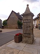 Ancienne pompe à eau Bellegarde-en-Marche.jpg