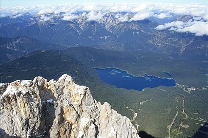 mit Eibsee, einige Wolken über dem Ammergebirge mit Wolkenmeer über dem Voralpenland.