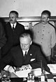 Von Ribbentrop ûndertekent net-oanfalsferdrach tusken nazi-Dútslân en de Sovjet-Uny yn 1939