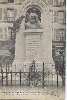 Buste d'un homme au sein d'un monument en pierre.