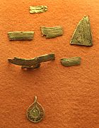 Frammenti della c.d. corazza di teodorico, d'arte ostrogota del V-VI secolo, e altri monili.jpg