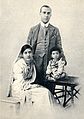 אינדירה גנדי (תינוקת) יחד עם אביה, ג'ווהרלל נהרו, ואמה קמילה, 1918