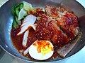 한국어: 비빔냉면 English: Bibim naengmyeon