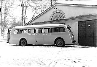 Buss från Södertälje Omnibus vid bussgarage på Järnagatan 1937.