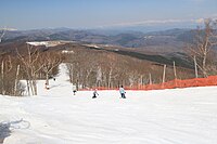 初級コースのα5000の上部 右奥には北アルプスの山並み