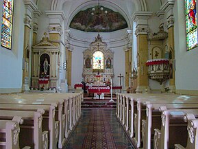 Biserica romano-catolică (nava spre altar)