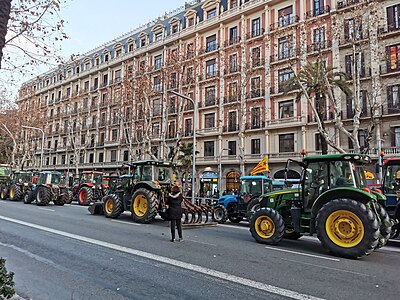 Tractores cortando el paso de la Avenida Diagonal, Barcelona