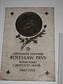 Placa de l'escultor Stanisław Jackowski representant el perfil de Bolesław Prus i commemorant el « gran escriptor i professor de la nació. »