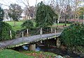 Varanda de esteos de madeira e cadeas no río Corgo, Santiago de Compostela.